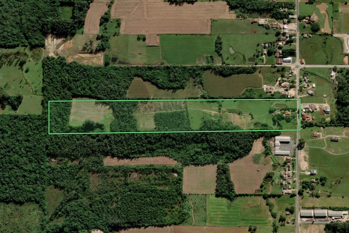 Imagem de satélite do imóvel rural em Morro da Fumaça (SC), com o contorno declarado no CAR desenhado por cima.