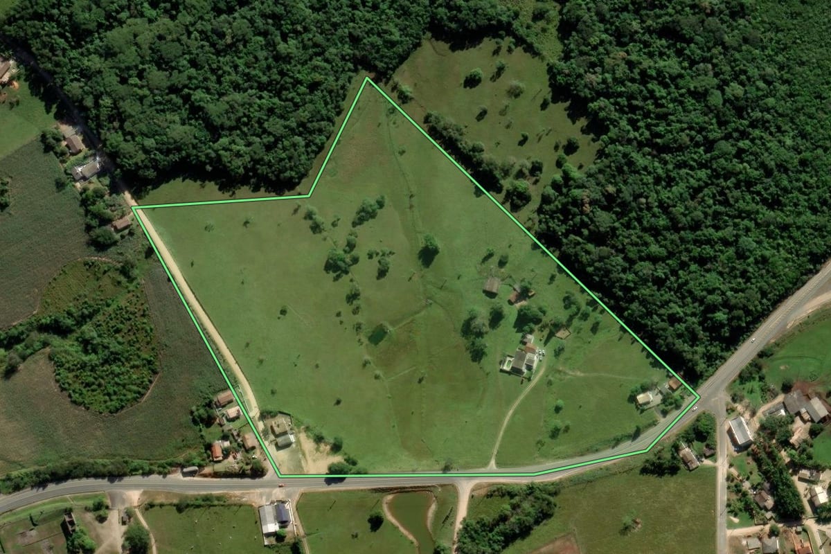 Imagem de satélite do imóvel rural em Morro da Fumaça (SC), com o contorno declarado no CAR desenhado por cima.
