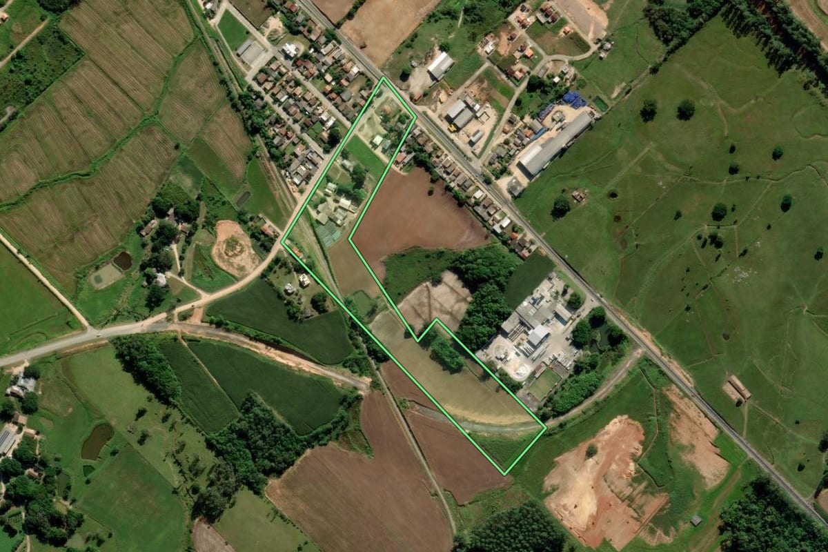 Imagem de satélite do imóvel rural em Morro da Fumaça (SC), com o contorno declarado no CAR desenhado por cima.