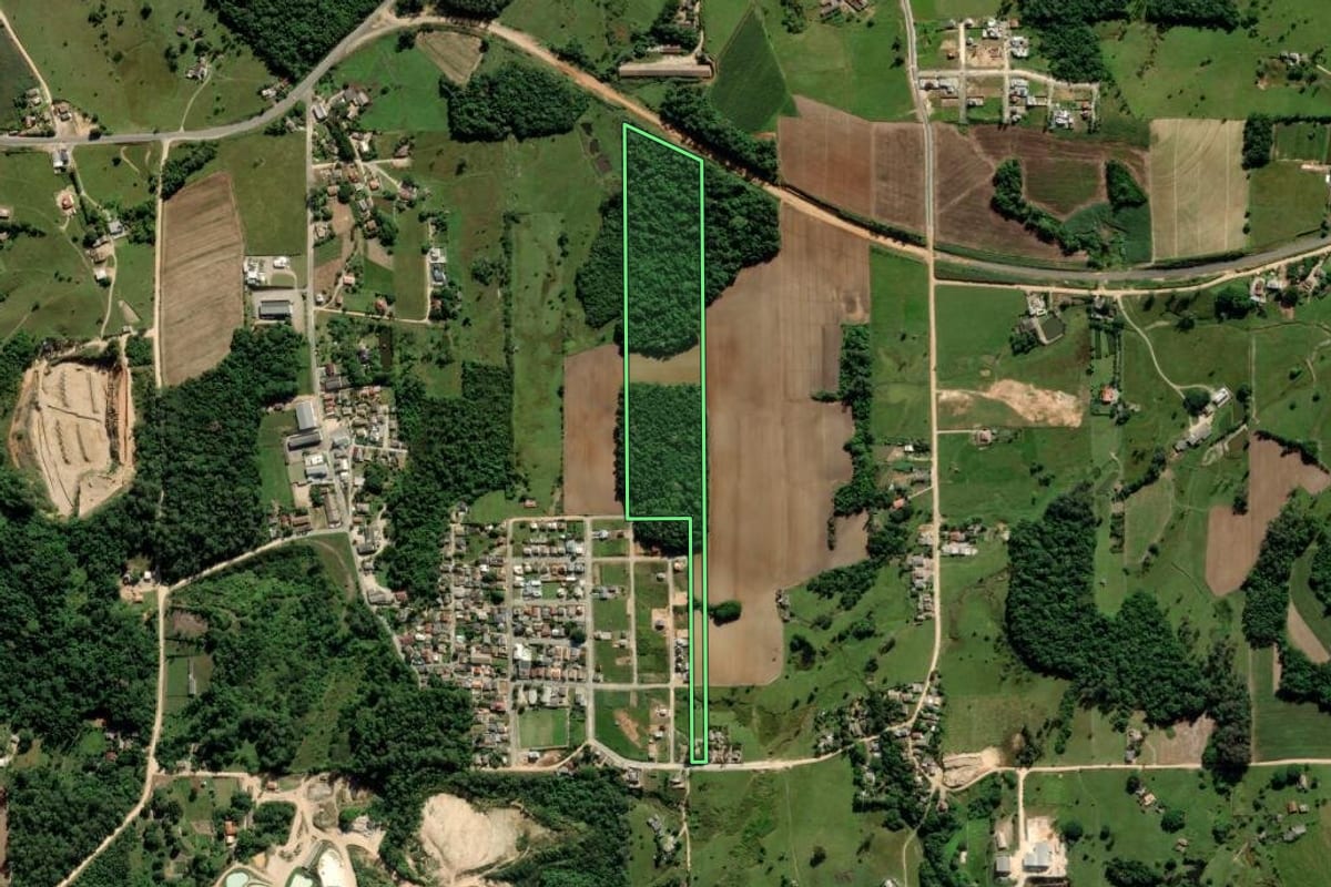 Imagem de satélite do imóvel rural em Morro da Fumaça (SC), com o contorno declarado no CAR desenhado por cima.
