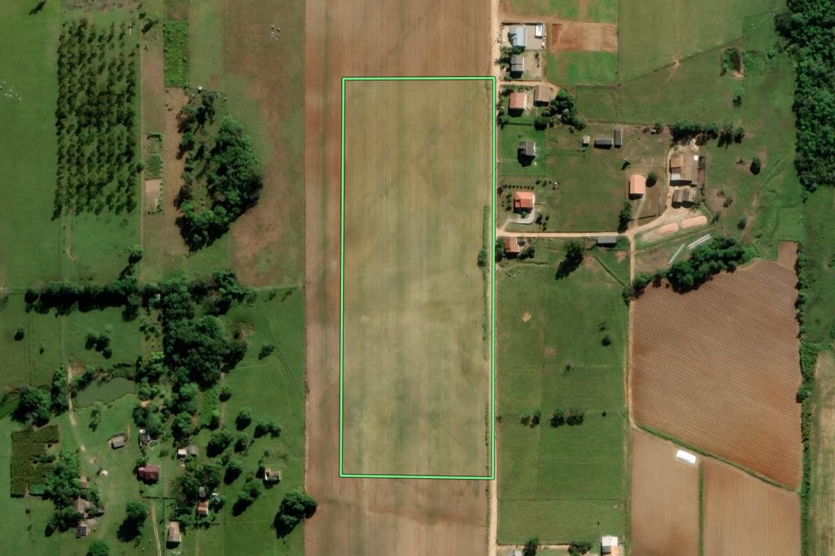 Imagem de satélite do imóvel rural em Morro da Fumaça (SC), com o contorno declarado no CAR desenhado por cima.