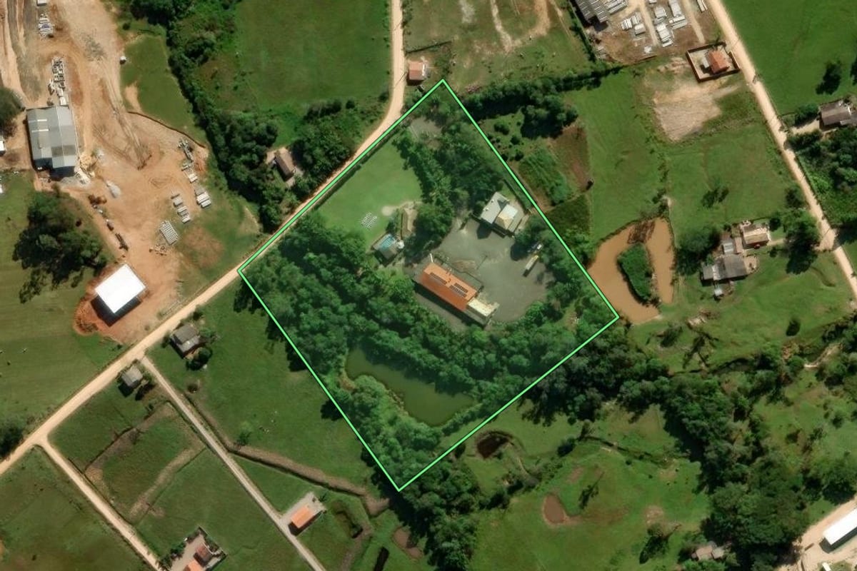 Imagem de satélite do imóvel rural em Morro da Fumaça (SC), com o contorno declarado no CAR desenhado por cima.