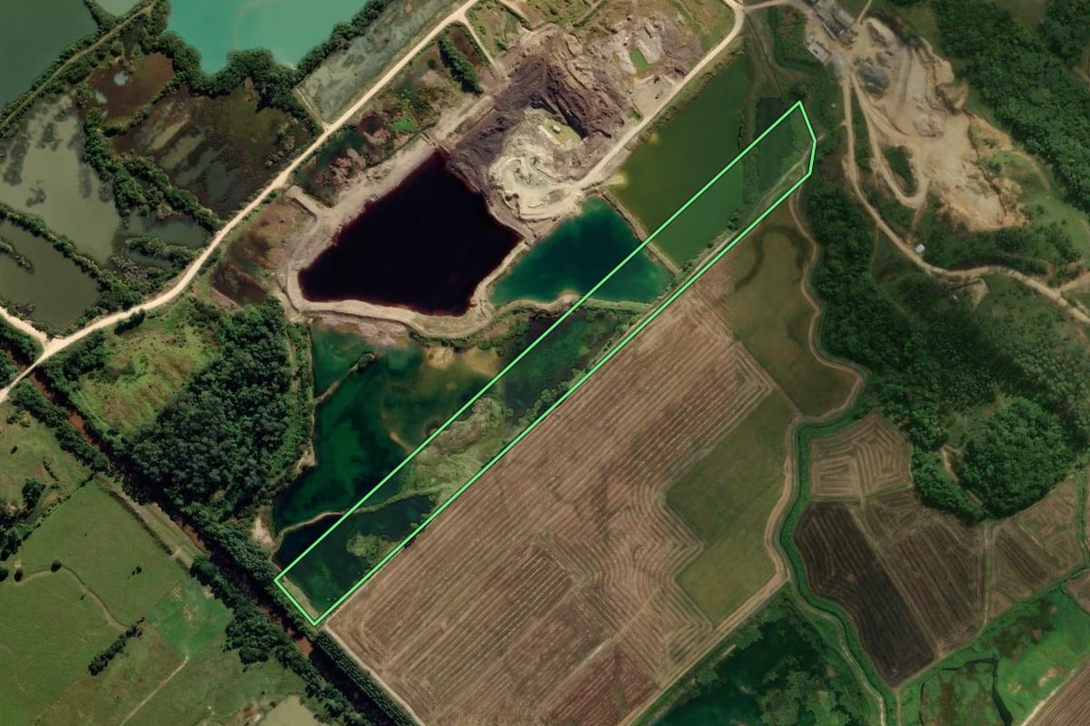 Imagem de satélite do imóvel rural em Morro da Fumaça (SC), com o contorno declarado no CAR desenhado por cima.