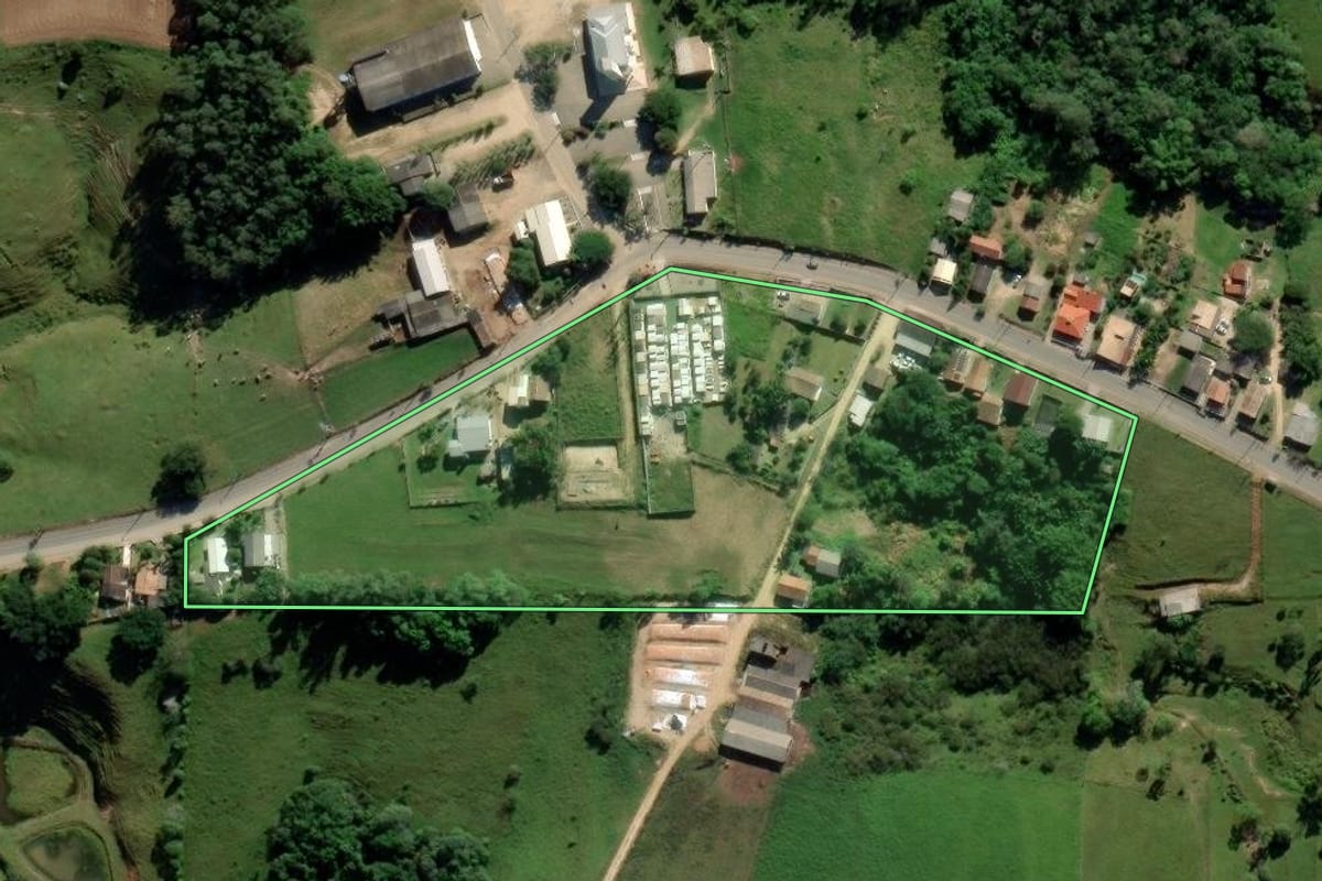 Imagem de satélite do imóvel rural em Morro da Fumaça (SC), com o contorno declarado no CAR desenhado por cima.