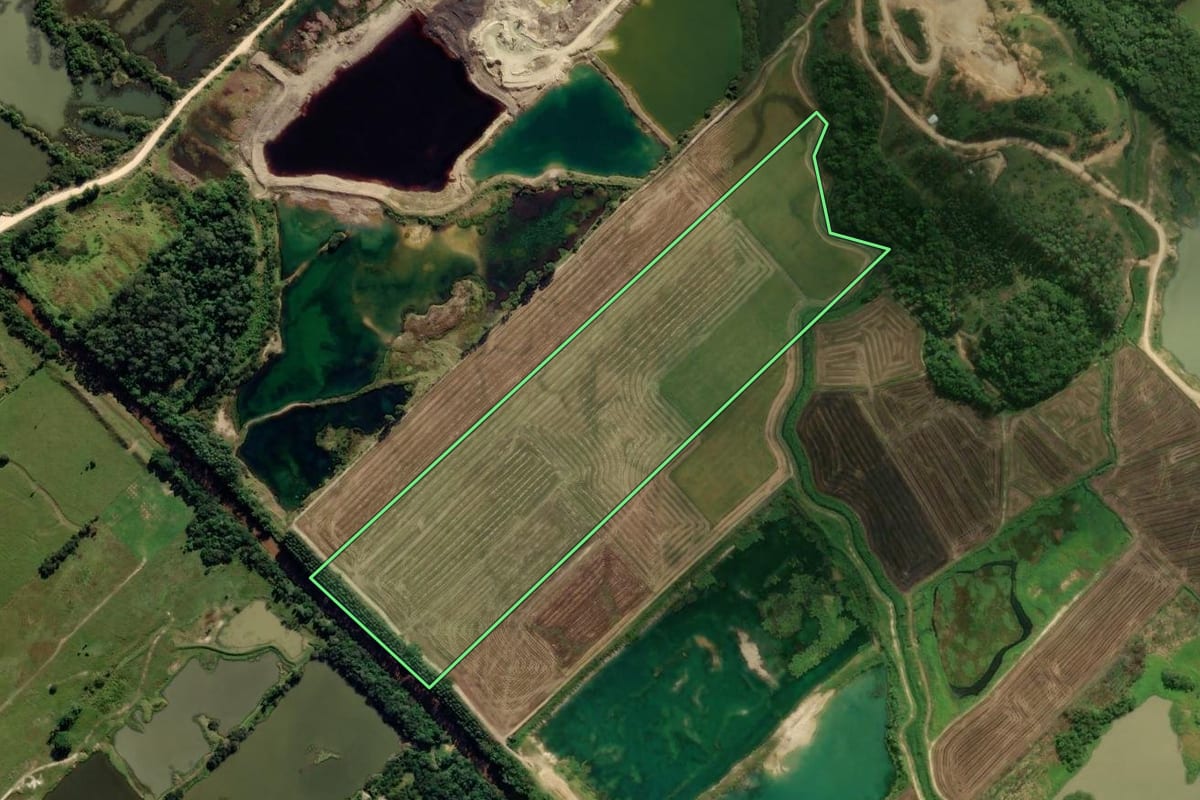 Imagem de satélite do imóvel rural em Morro da Fumaça (SC), com o contorno declarado no CAR desenhado por cima.
