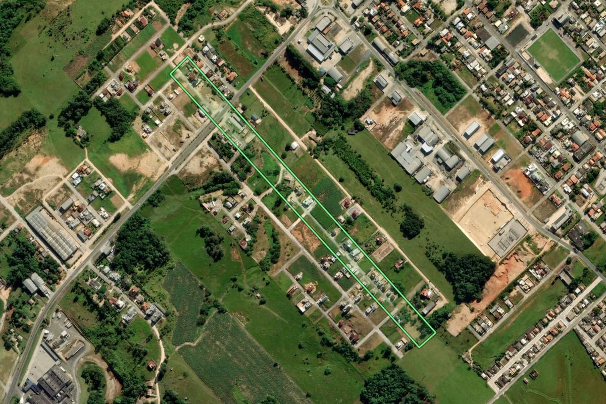 Imagem de satélite do imóvel rural em Morro da Fumaça (SC), com o contorno declarado no CAR desenhado por cima.