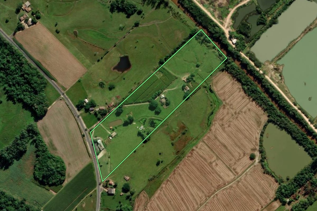 Imagem de satélite do imóvel rural em Morro da Fumaça (SC), com o contorno declarado no CAR desenhado por cima.