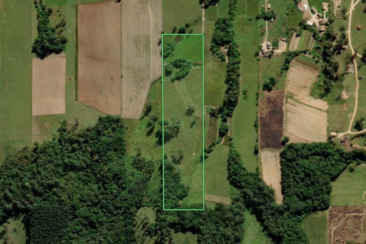 Imagem de satélite do imóvel rural em Morro da Fumaça (SC), com o contorno declarado no CAR desenhado por cima.