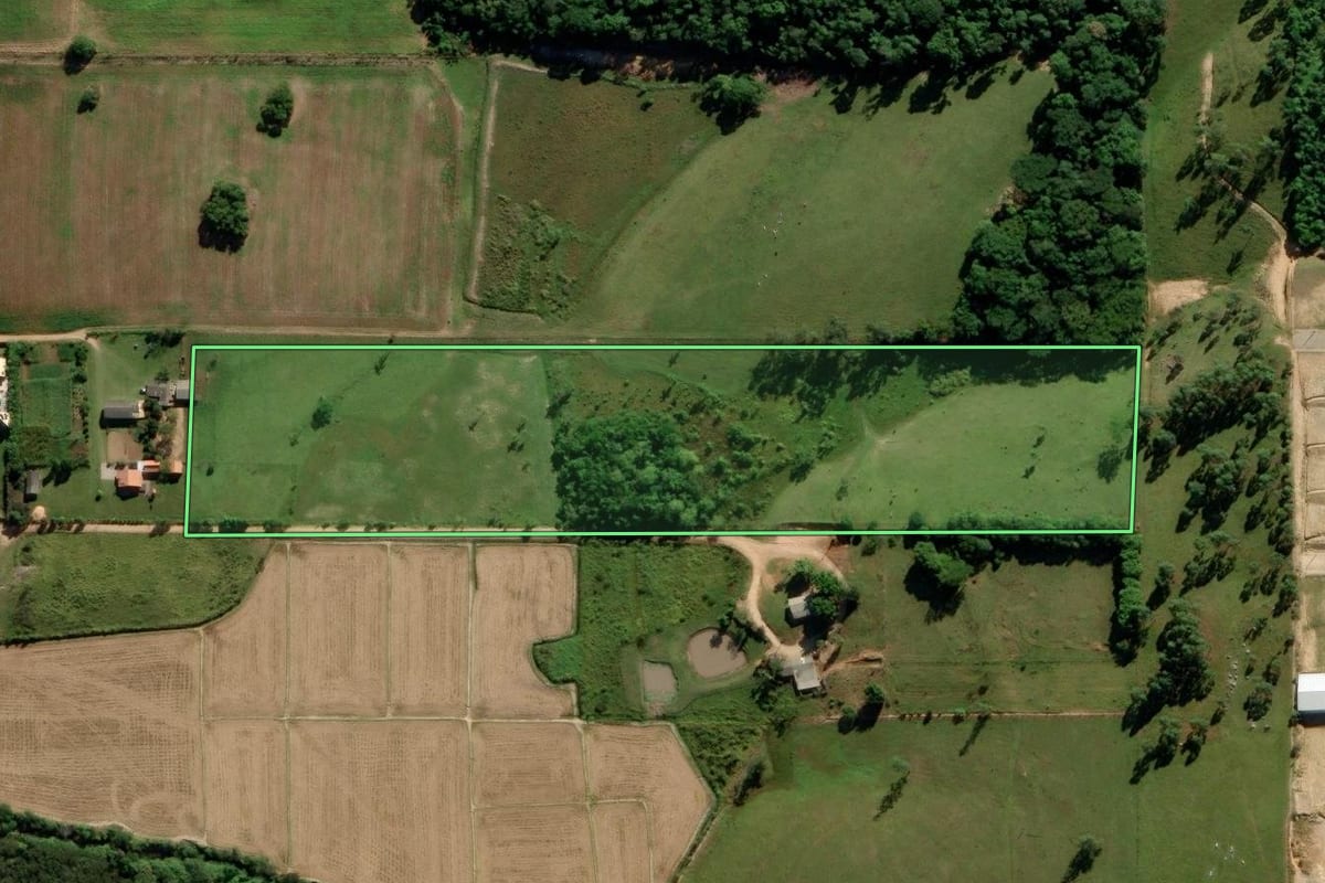 Imagem de satélite do imóvel rural em Morro da Fumaça (SC), com o contorno declarado no CAR desenhado por cima.
