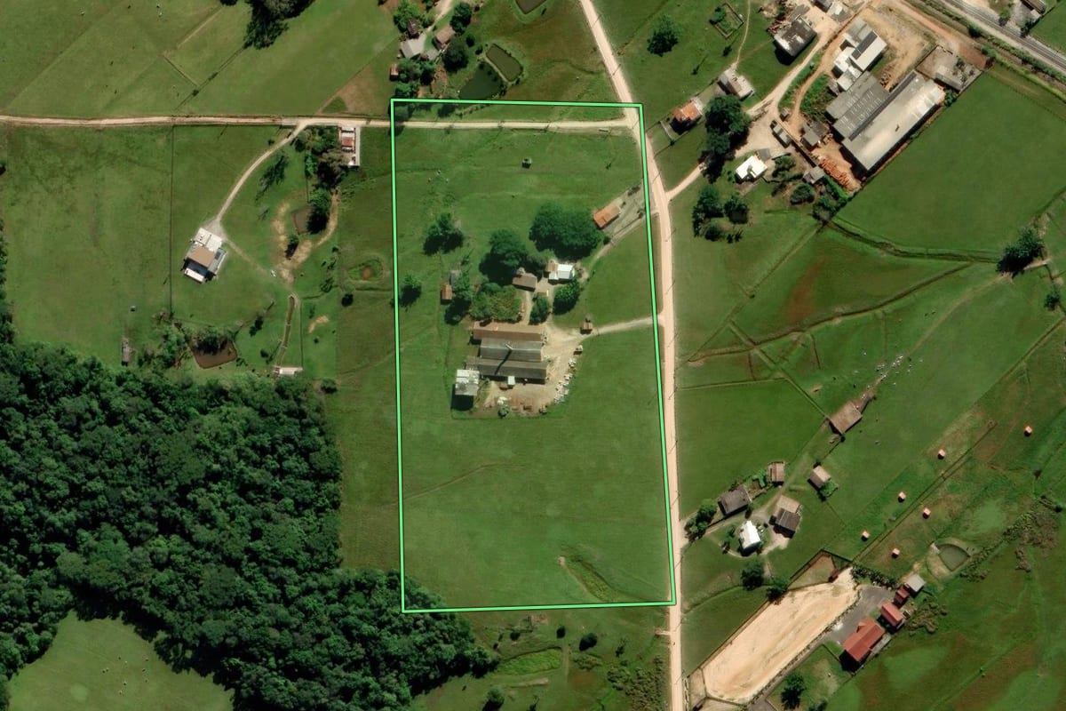 Imagem de satélite do imóvel rural em Morro da Fumaça (SC), com o contorno declarado no CAR desenhado por cima.