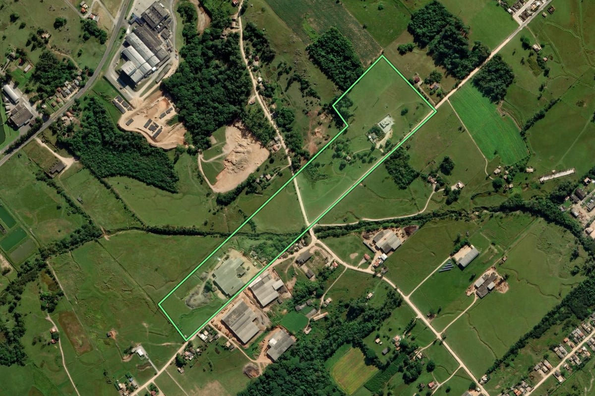 Imagem de satélite do imóvel rural em Morro da Fumaça (SC), com o contorno declarado no CAR desenhado por cima.