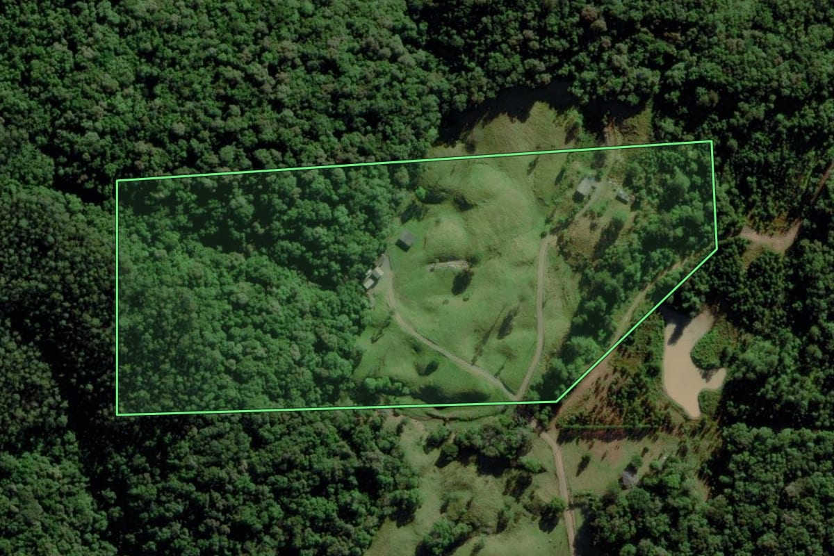 Imagem de satélite do imóvel rural em Morro Grande (SC), com o contorno declarado no CAR desenhado por cima.