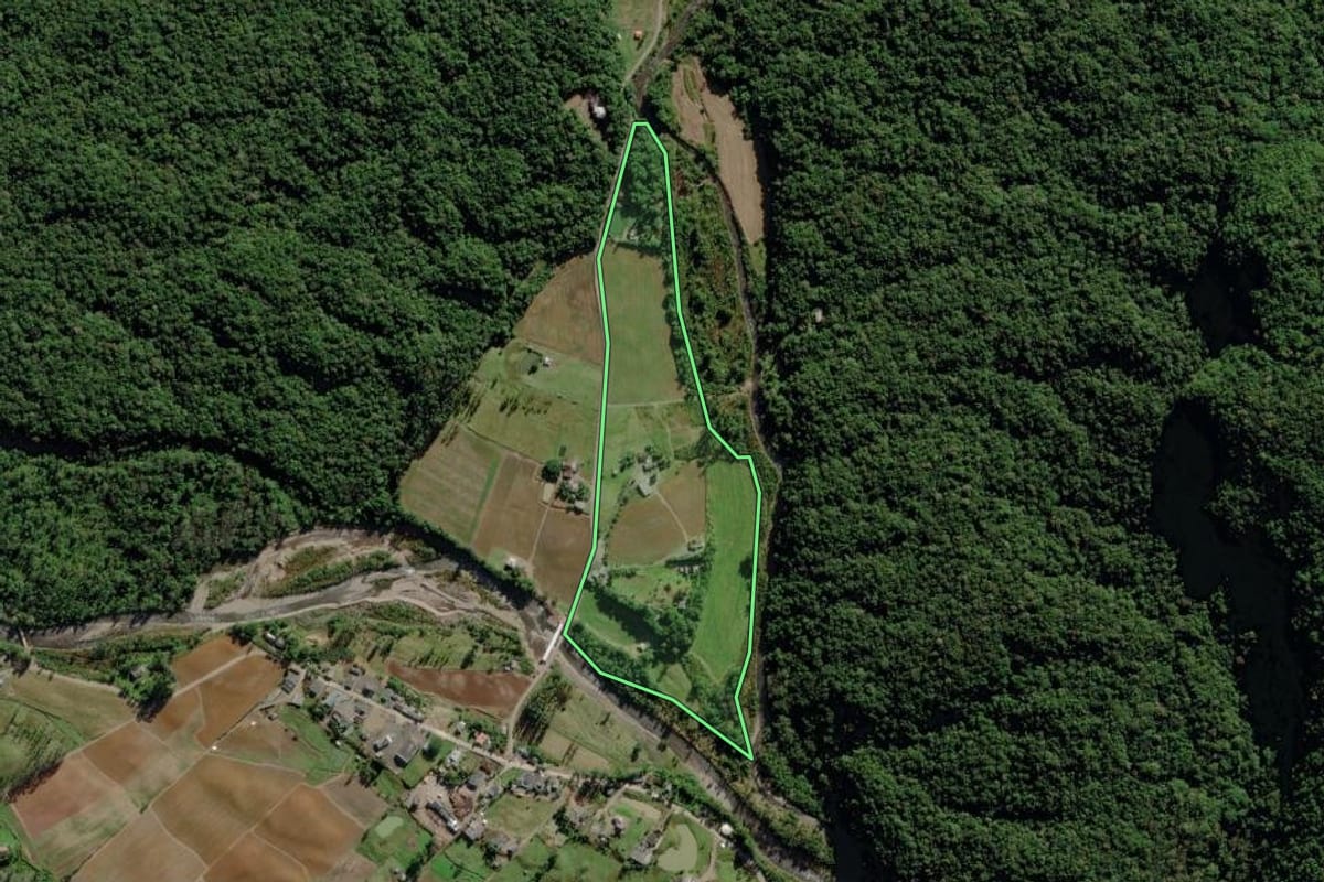 Imagem de satélite do imóvel rural em Morro Grande (SC), com o contorno declarado no CAR desenhado por cima.