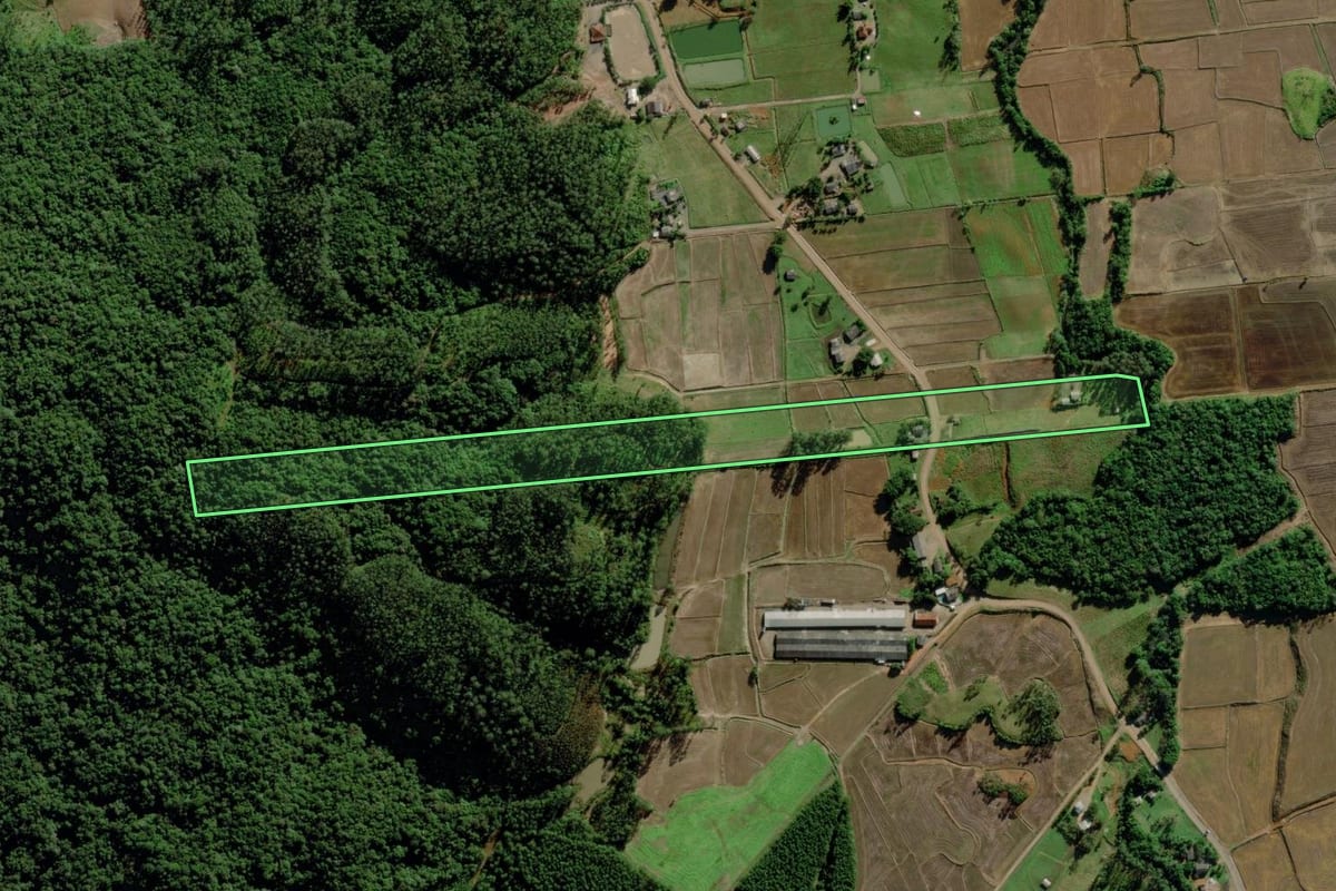Imagem de satélite do imóvel rural em Morro Grande (SC), com o contorno declarado no CAR desenhado por cima.