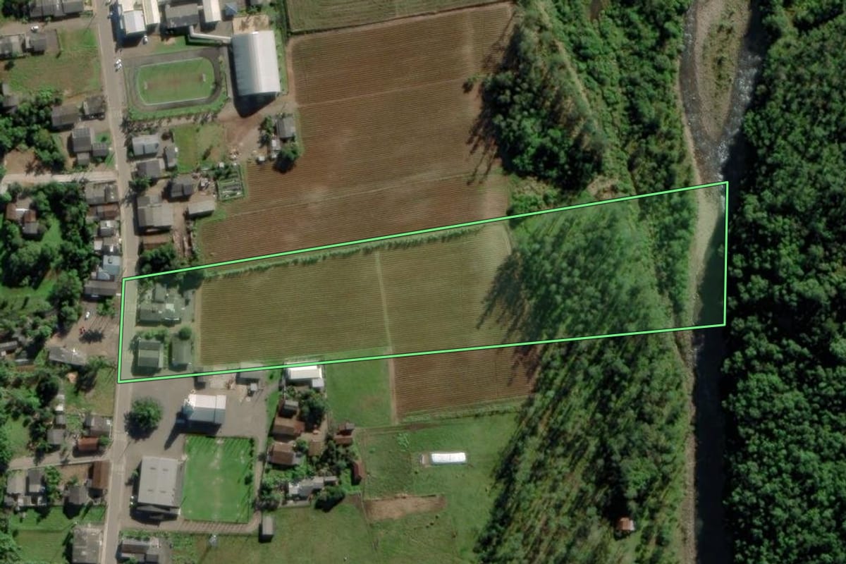 Imagem de satélite do imóvel rural em Morro Grande (SC), com o contorno declarado no CAR desenhado por cima.