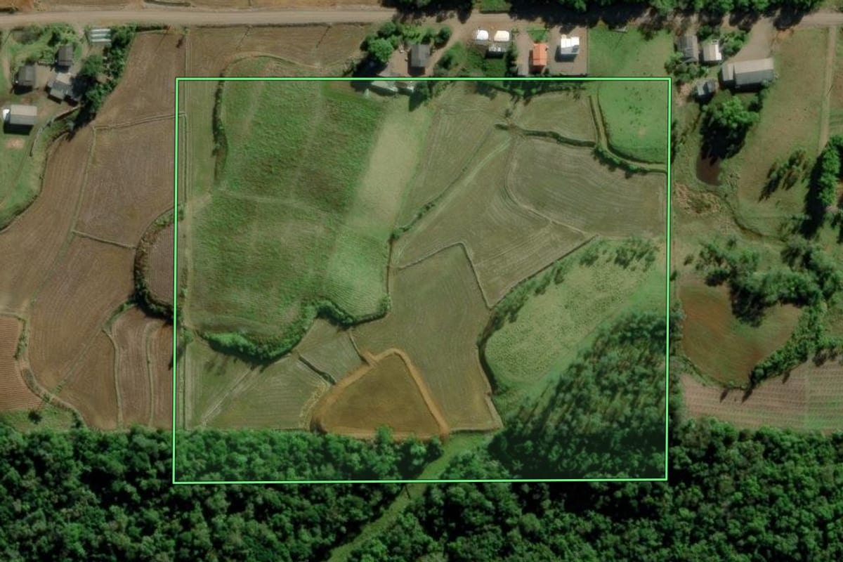 Imagem de satélite do imóvel rural em Morro Grande (SC), com o contorno declarado no CAR desenhado por cima.