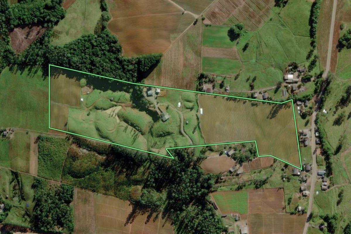 Imagem de satélite do imóvel rural em Morro Grande (SC), com o contorno declarado no CAR desenhado por cima.