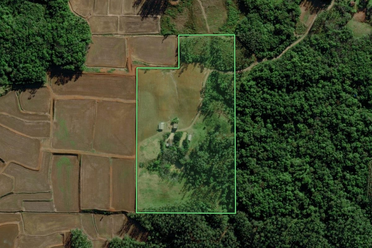 Imagem de satélite do imóvel rural em Morro Grande (SC), com o contorno declarado no CAR desenhado por cima.