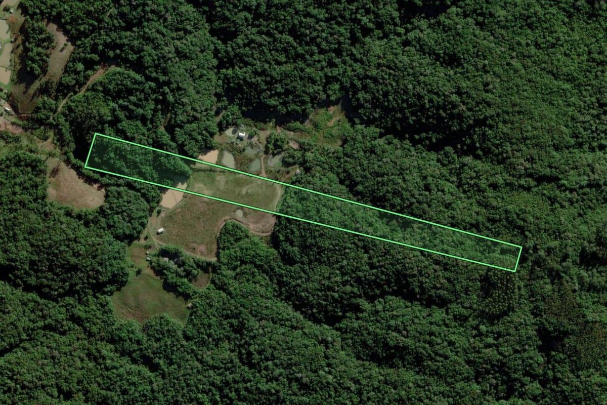 Imagem de satélite do imóvel rural em Morro Grande (SC), com o contorno declarado no CAR desenhado por cima.