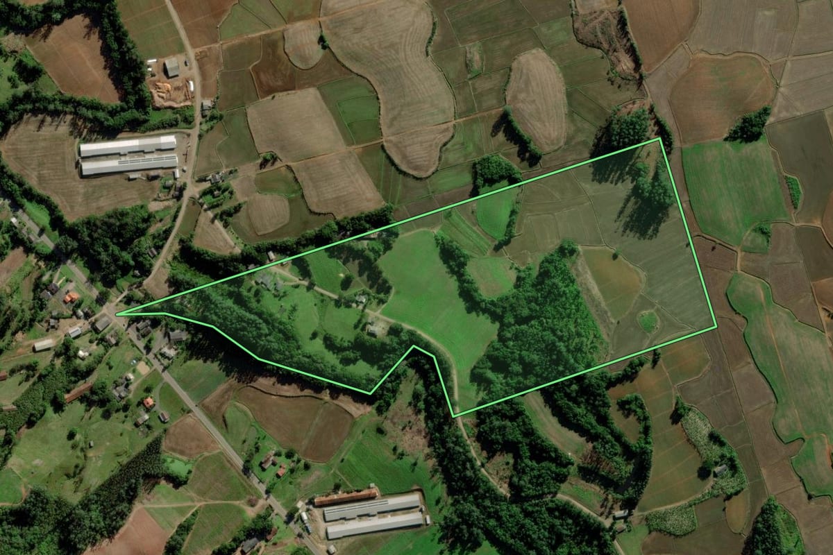 Imagem de satélite do imóvel rural em Morro Grande (SC), com o contorno declarado no CAR desenhado por cima.
