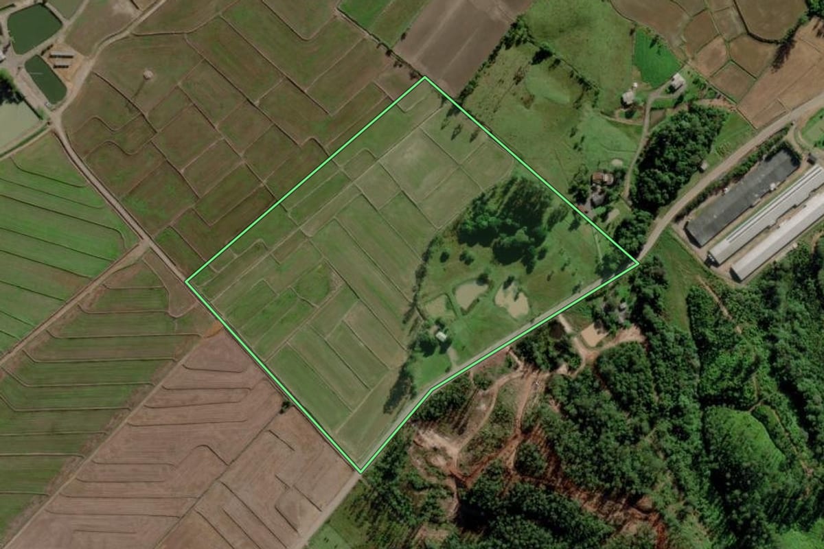 Imagem de satélite do imóvel rural em Morro Grande (SC), com o contorno declarado no CAR desenhado por cima.