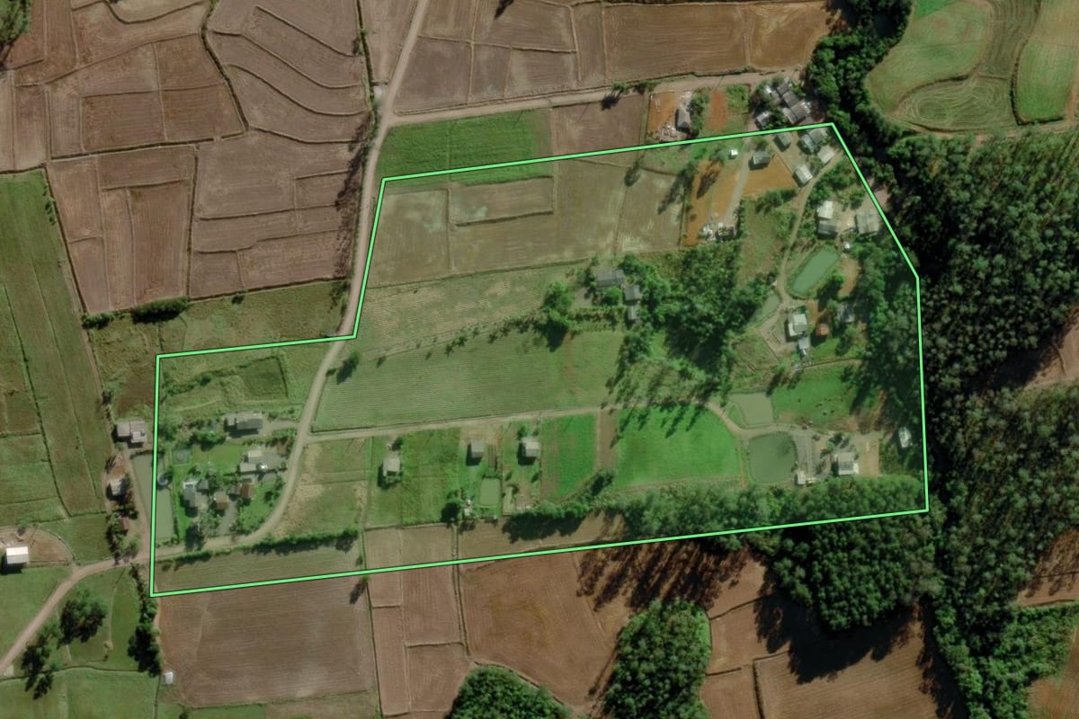 Imagem de satélite do imóvel rural em Morro Grande (SC), com o contorno declarado no CAR desenhado por cima.