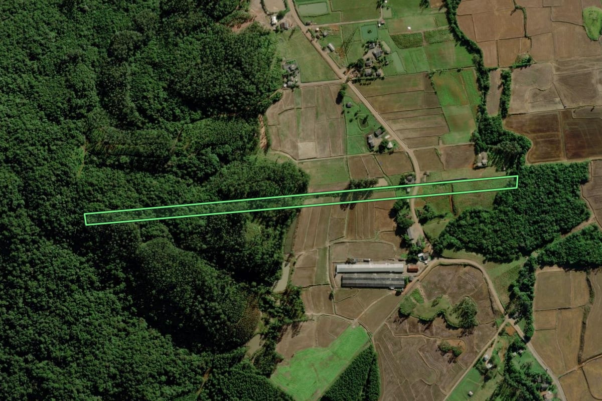 Imagem de satélite do imóvel rural em Morro Grande (SC), com o contorno declarado no CAR desenhado por cima.