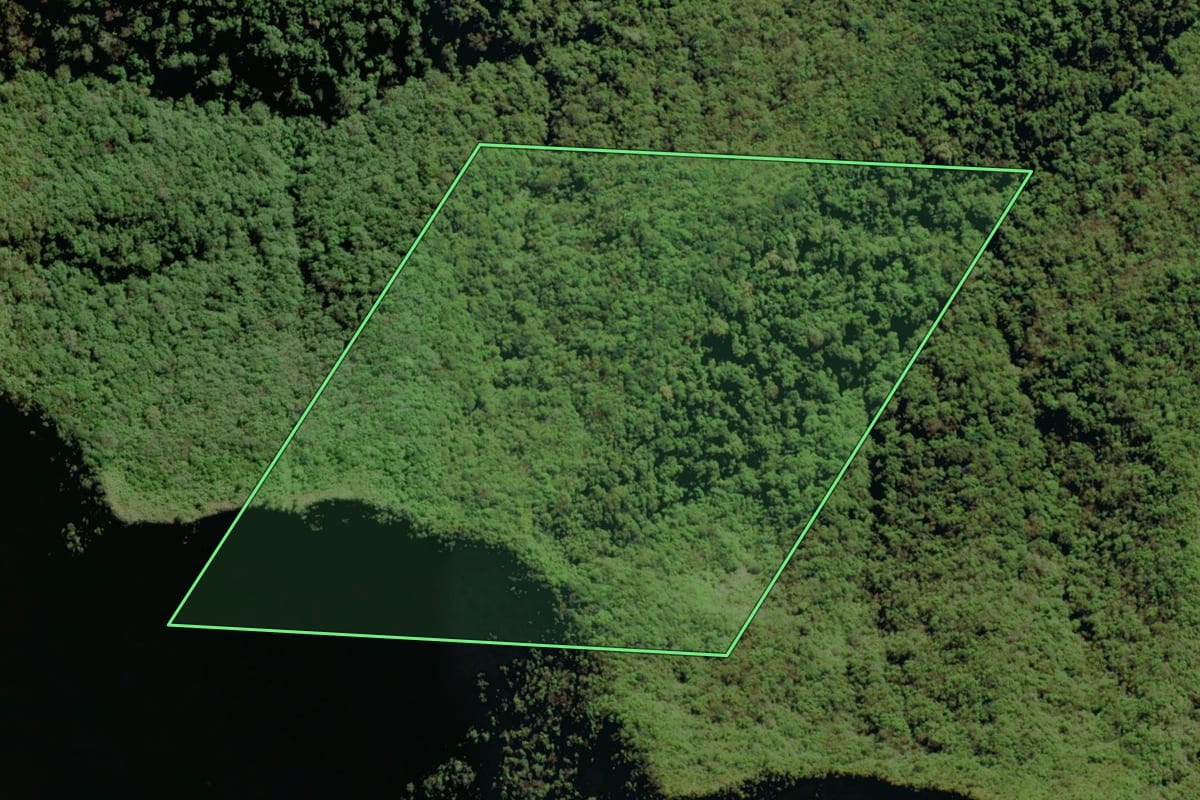 Imagem de satélite do imóvel rural em Morro Grande (SC), com o contorno declarado no CAR desenhado por cima.
