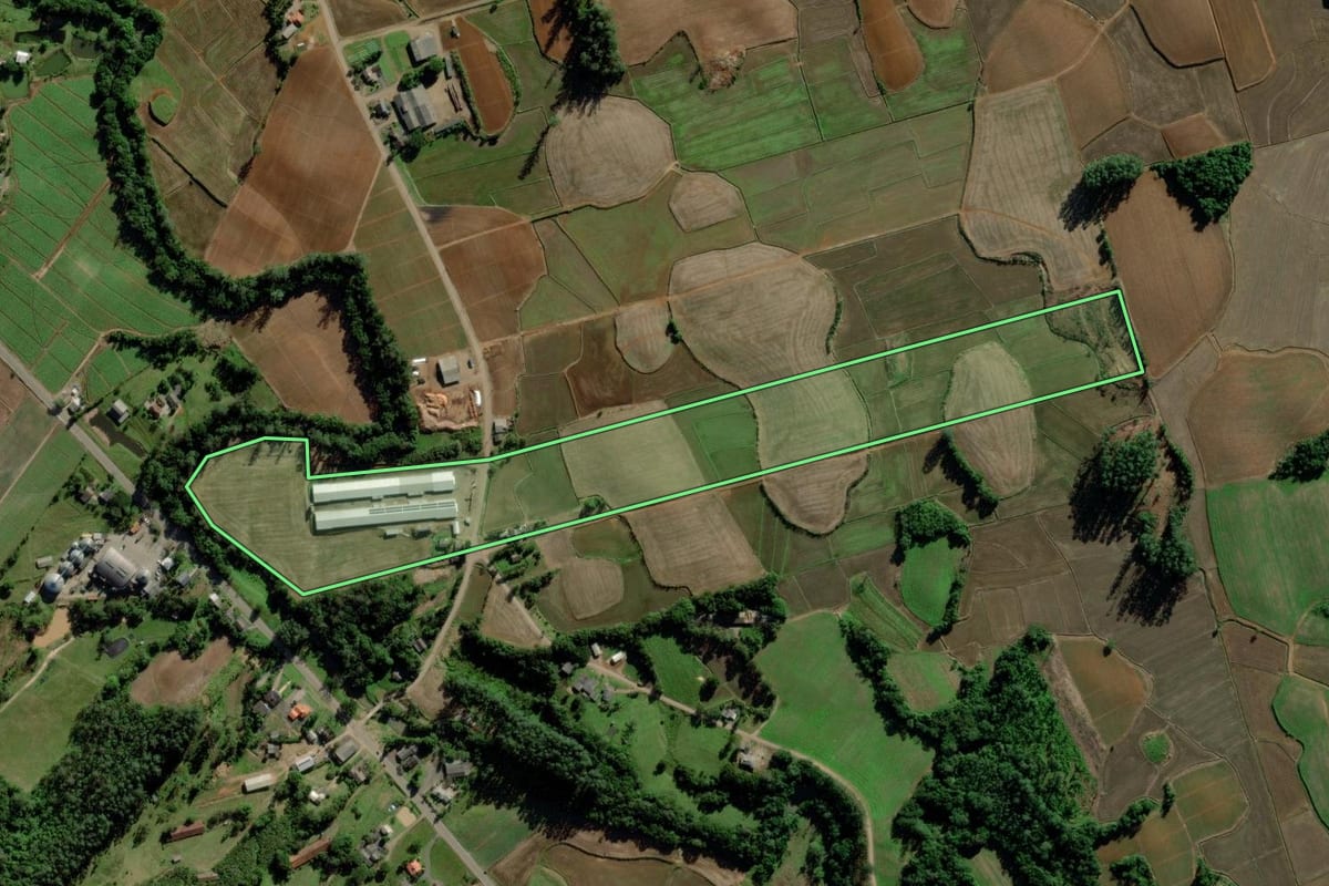 Imagem de satélite do imóvel rural em Morro Grande (SC), com o contorno declarado no CAR desenhado por cima.