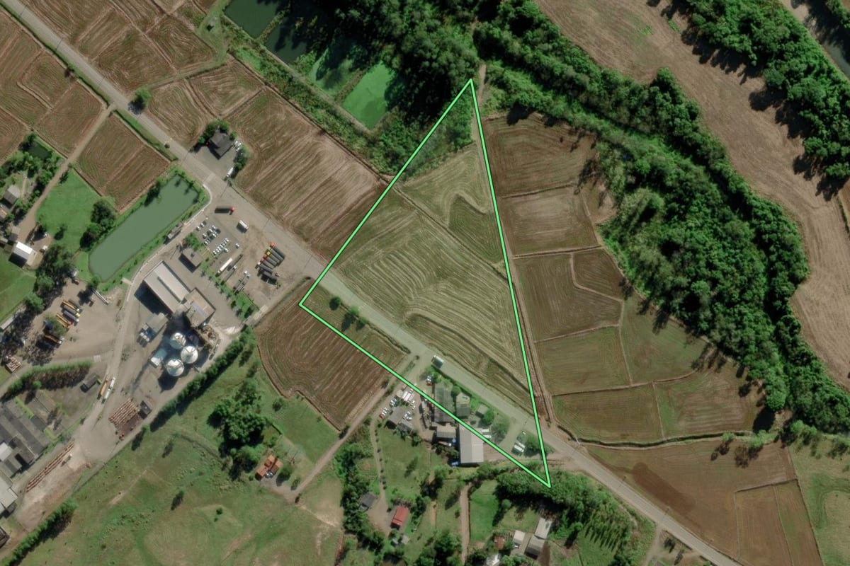 Imagem de satélite do imóvel rural em Morro Grande (SC), com o contorno declarado no CAR desenhado por cima.