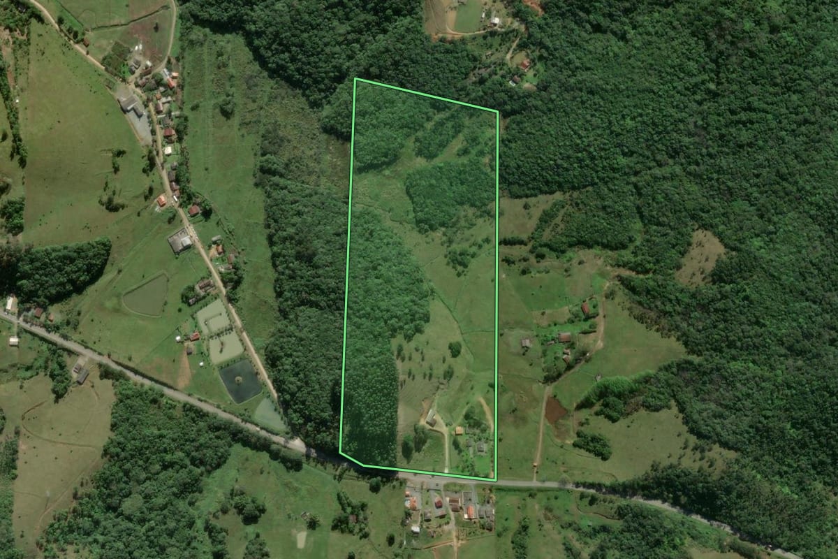 Imagem de satélite do imóvel rural em Navegantes (SC), com o contorno declarado no CAR desenhado por cima.
