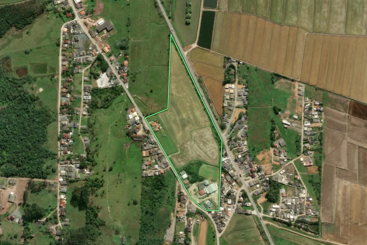 Imagem de satélite do imóvel rural em Navegantes (SC), com o contorno declarado no CAR desenhado por cima.