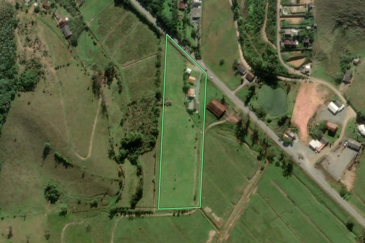 Imagem de satélite do imóvel rural em Navegantes (SC), com o contorno declarado no CAR desenhado por cima.
