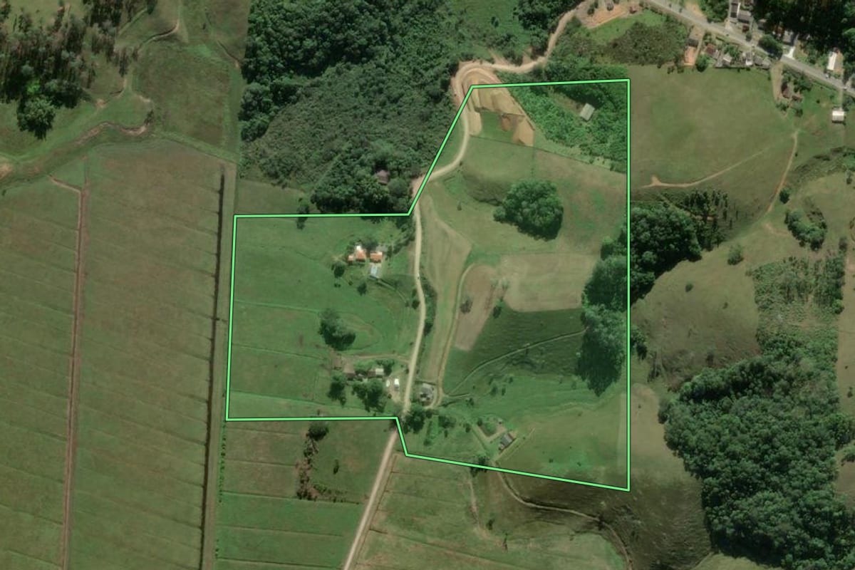 Imagem de satélite do imóvel rural em Navegantes (SC), com o contorno declarado no CAR desenhado por cima.