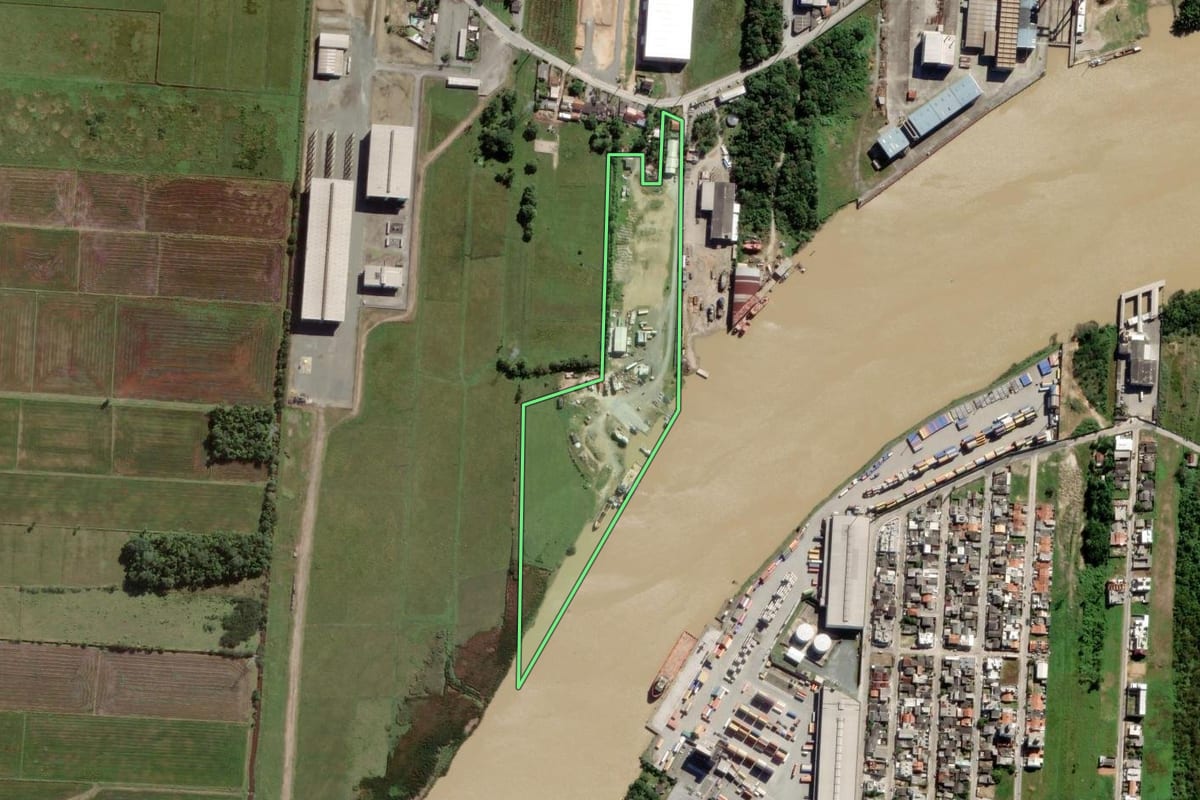 Imagem de satélite do imóvel rural em Navegantes (SC), com o contorno declarado no CAR desenhado por cima.
