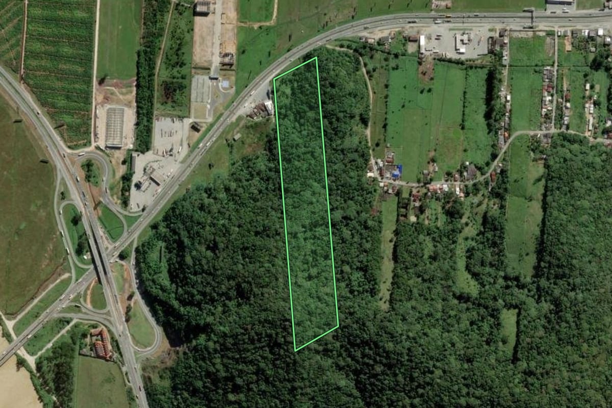 Imagem de satélite do imóvel rural em Navegantes (SC), com o contorno declarado no CAR desenhado por cima.