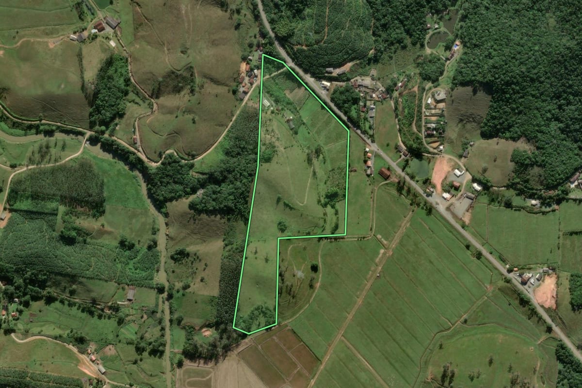 Imagem de satélite do imóvel rural em Navegantes (SC), com o contorno declarado no CAR desenhado por cima.