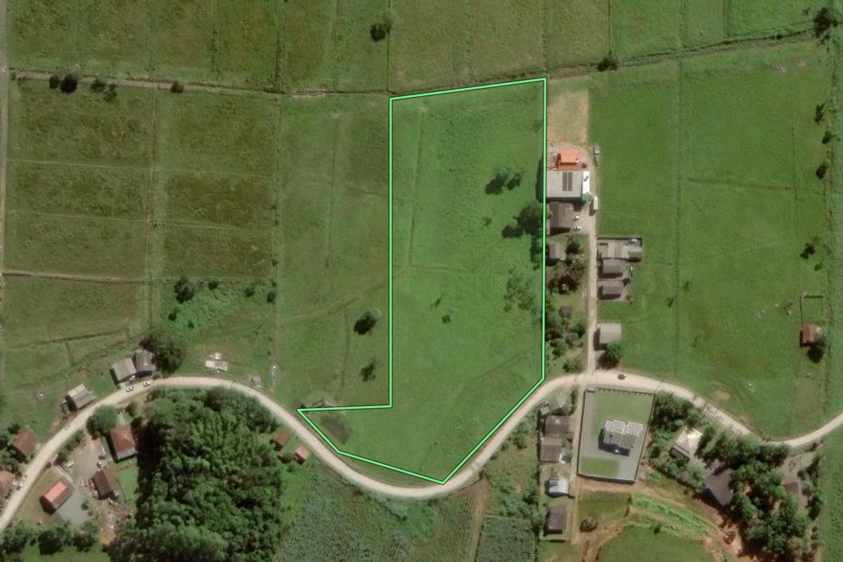 Imagem de satélite do imóvel rural em Navegantes (SC), com o contorno declarado no CAR desenhado por cima.