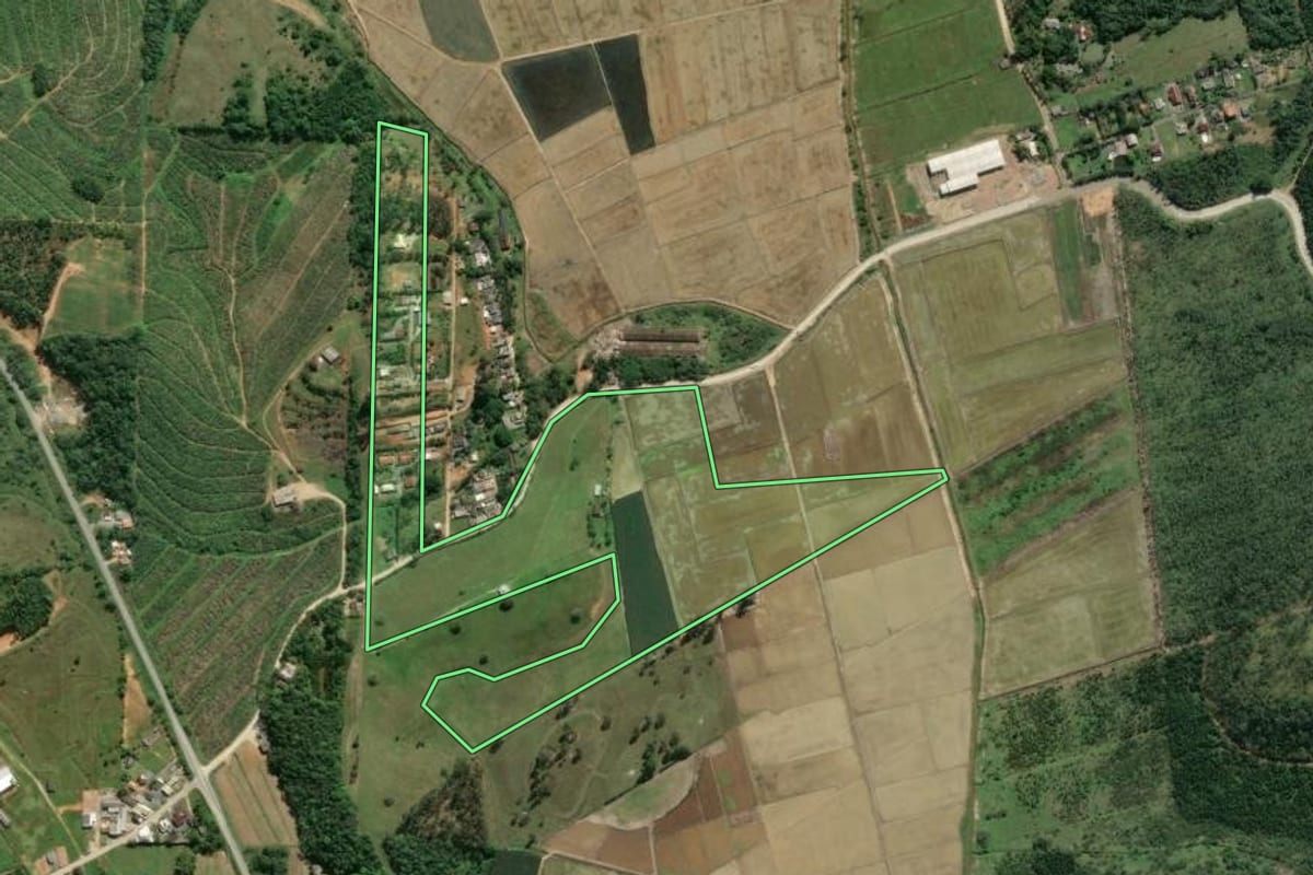 Imagem de satélite do imóvel rural em Navegantes (SC), com o contorno declarado no CAR desenhado por cima.