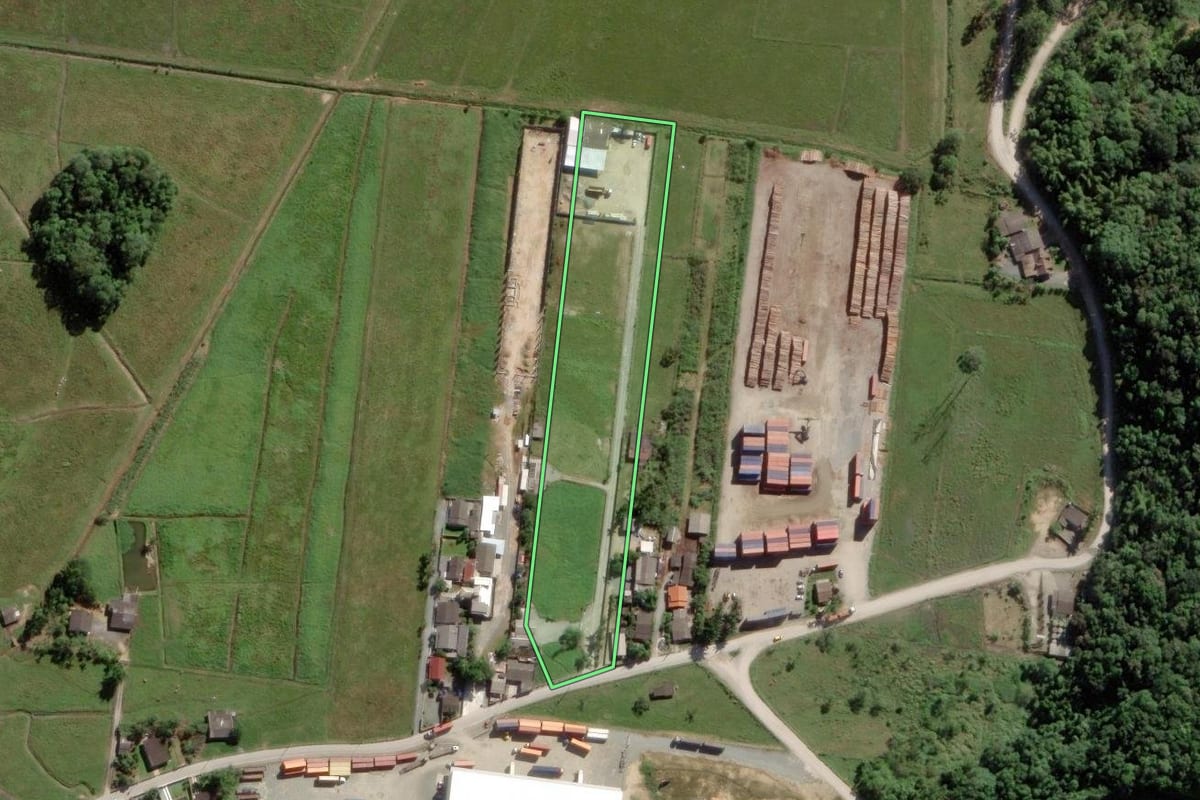 Imagem de satélite do imóvel rural em Navegantes (SC), com o contorno declarado no CAR desenhado por cima.