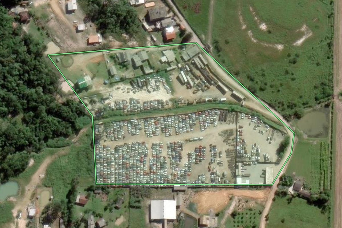 Imagem de satélite do imóvel rural em Navegantes (SC), com o contorno declarado no CAR desenhado por cima.