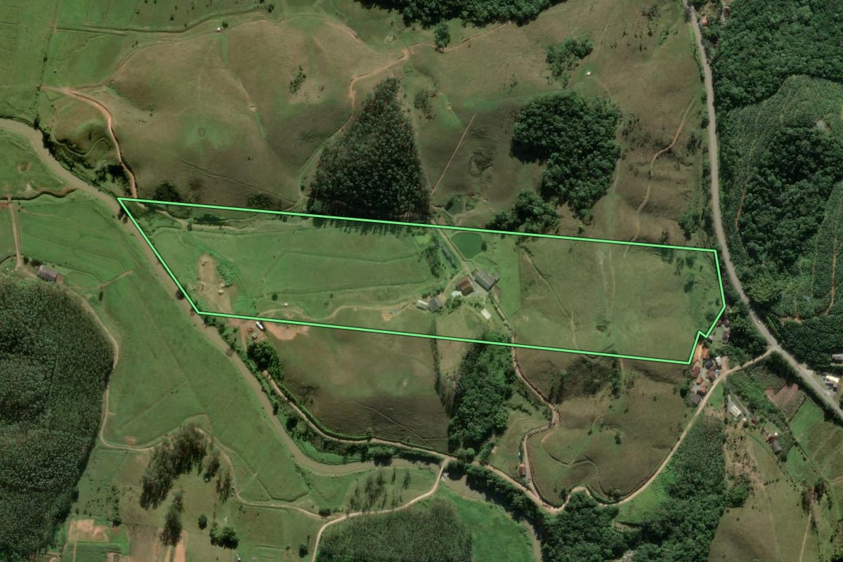 Imagem de satélite do imóvel rural em Navegantes (SC), com o contorno declarado no CAR desenhado por cima.