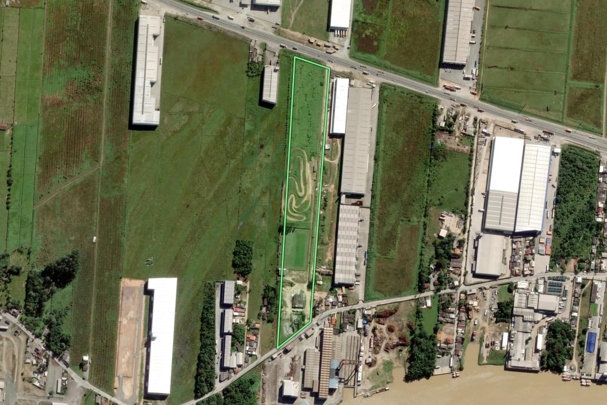 Imagem de satélite do imóvel rural em Navegantes (SC), com o contorno declarado no CAR desenhado por cima.