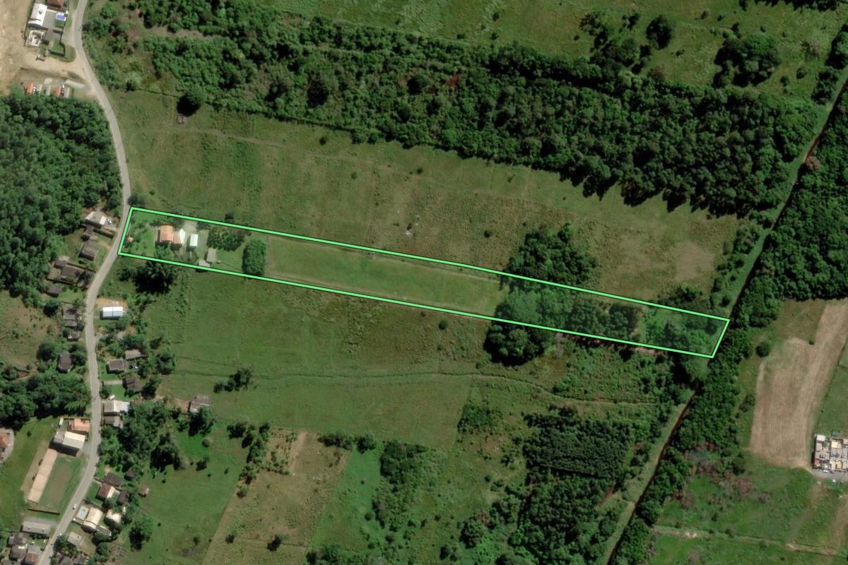 Imagem de satélite do imóvel rural em Navegantes (SC), com o contorno declarado no CAR desenhado por cima.