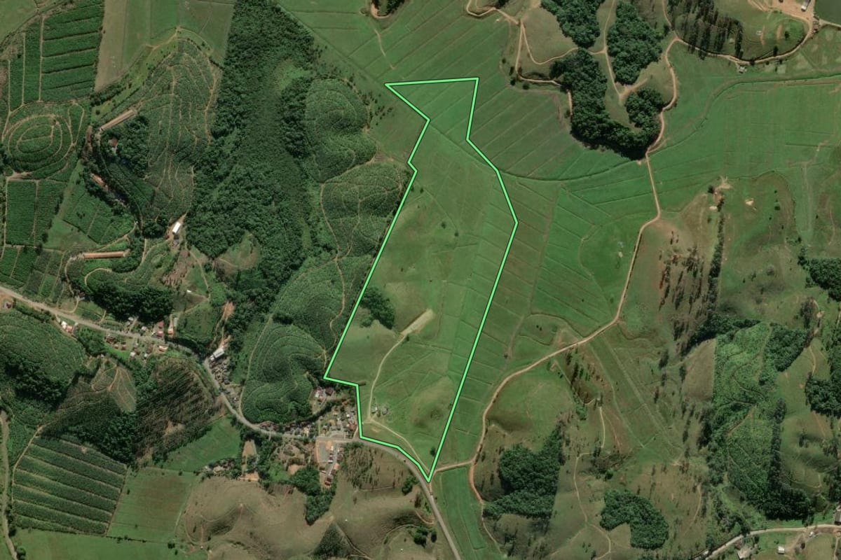 Imagem de satélite do imóvel rural em Navegantes (SC), com o contorno declarado no CAR desenhado por cima.