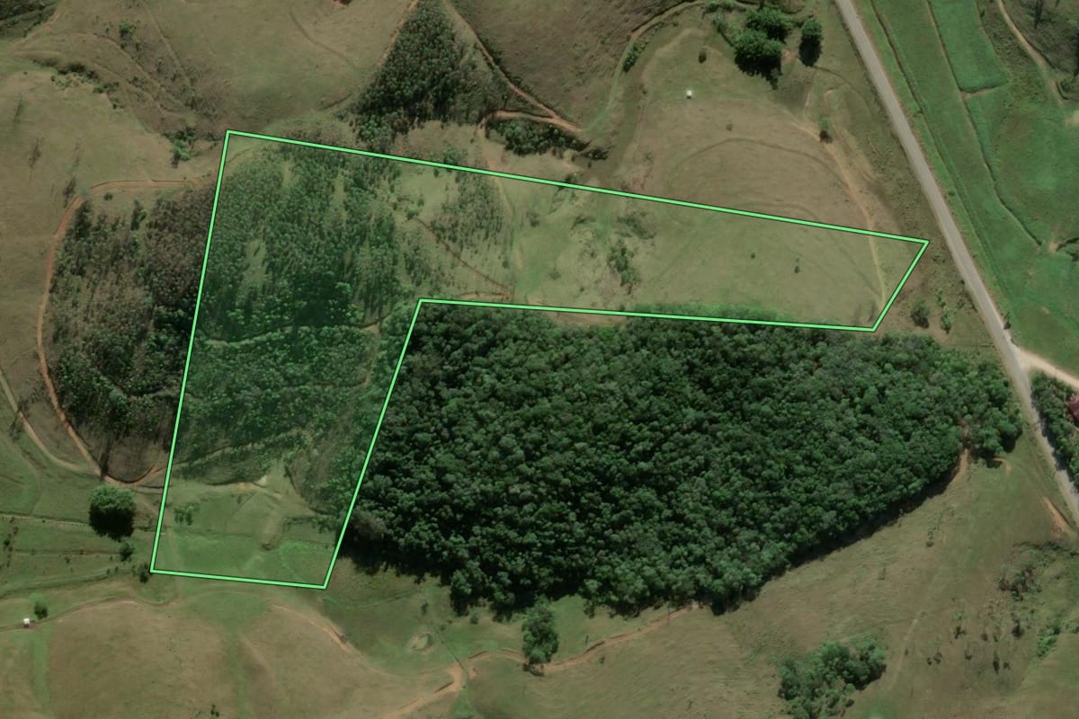 Imagem de satélite do imóvel rural em Navegantes (SC), com o contorno declarado no CAR desenhado por cima.