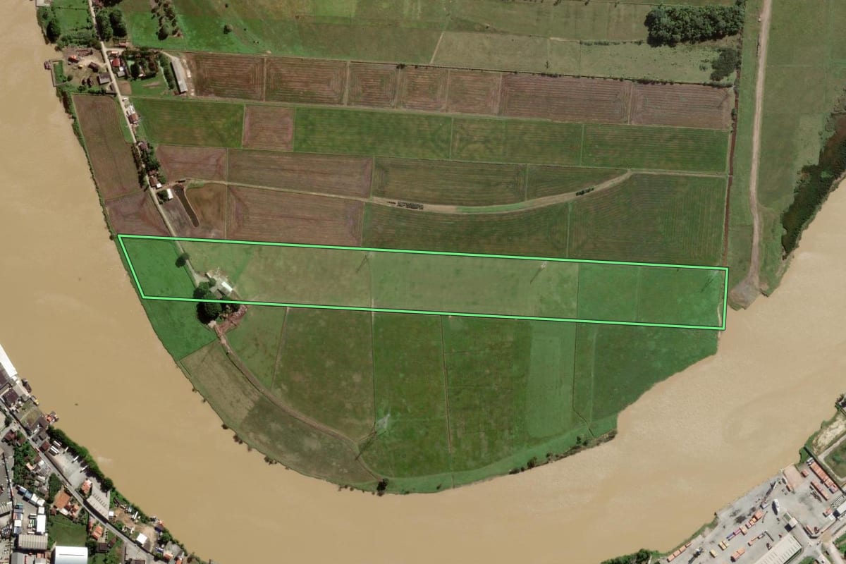 Imagem de satélite do imóvel rural em Navegantes (SC), com o contorno declarado no CAR desenhado por cima.