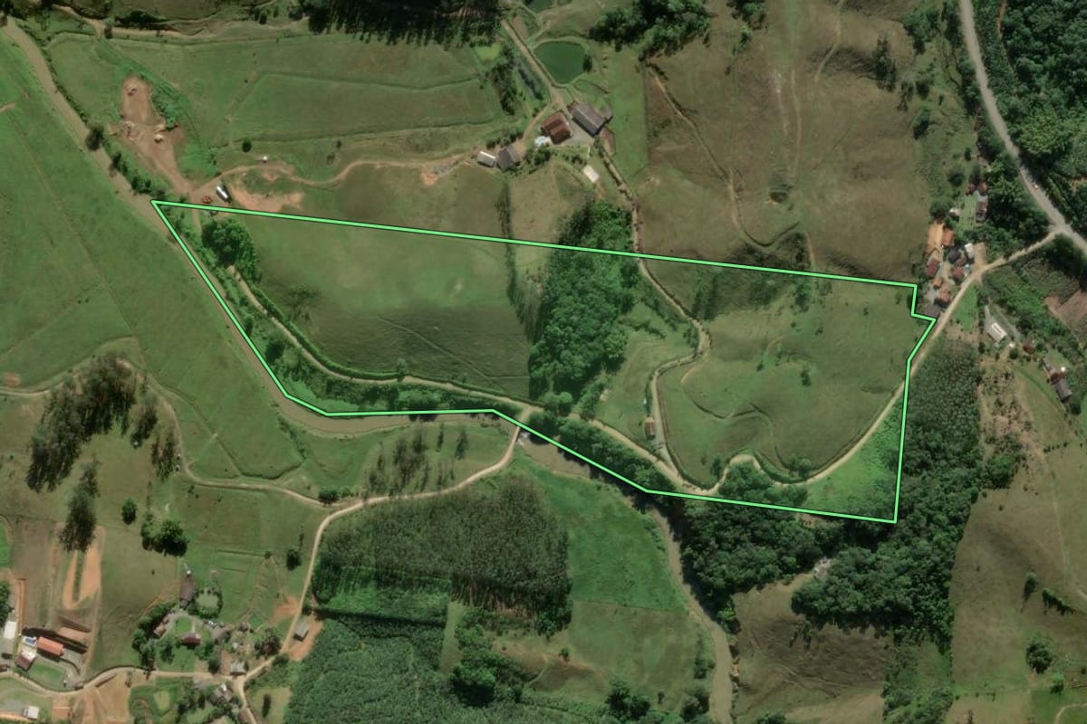 Imagem de satélite do imóvel rural em Navegantes (SC), com o contorno declarado no CAR desenhado por cima.
