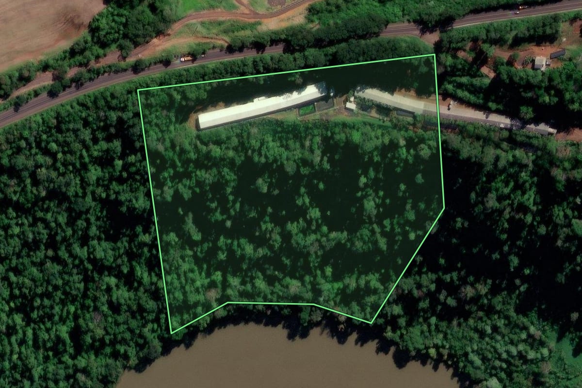 Imagem de satélite do imóvel rural em Nova Erechim (SC), com o contorno declarado no CAR desenhado por cima.