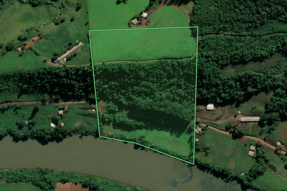 Imagem de satélite do imóvel rural em Nova Erechim (SC), com o contorno declarado no CAR desenhado por cima.